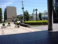 写真：玄関から校門を望む