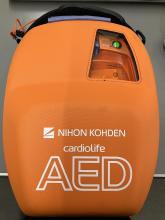 写真: AED-3100(日本光電)