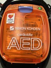 写真: AED-3100(日本光電)