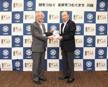 写真：立原電機株式会社様から寄附金受領の様子