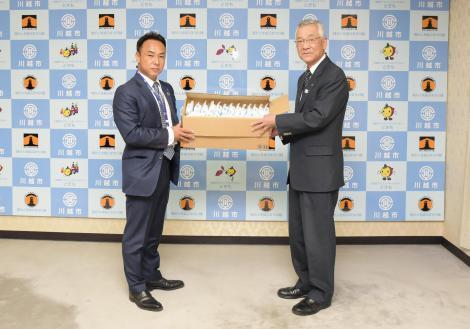 写真：株式会社アジアホールディングス様からマスクの寄贈の様子