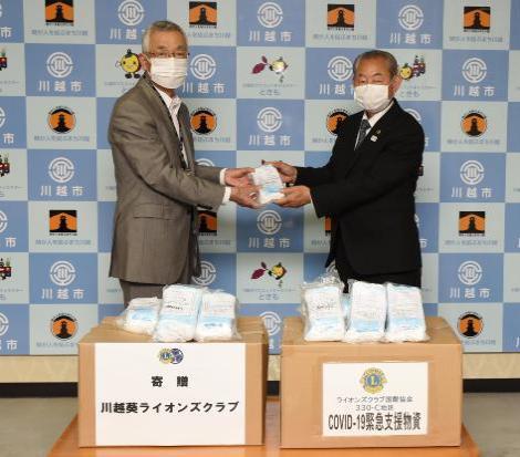 写真:ライオンズクラブの皆様からマスクの寄贈の様子2