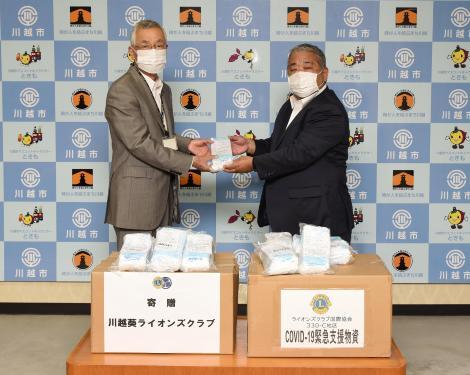 写真:ライオンズクラブの皆様からマスクの寄贈の様子1