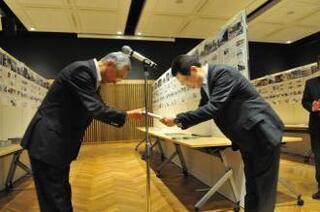 写真:指定書交付の様子1