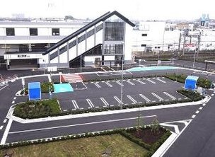 写真:霞ケ関駅舎と北口駅前広場