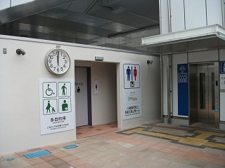 写真：川越駅西口駅前広場公衆トイレ