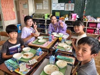 写真:タイ料理を楽しむ様子