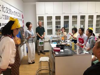 写真:タイの食文化を学ぶ人々の様子