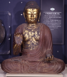 写真:木造薬師如来坐像(複製)原資料:灌頂院蔵