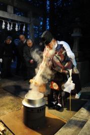 写真:筒がゆの神事