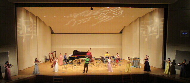 ホール内での演奏の写真
