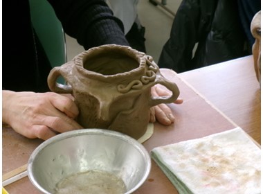縄文土器づくり体験で土器の成形をしている様子の写真