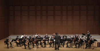 写真：ギターマンドリンの演奏の様子
