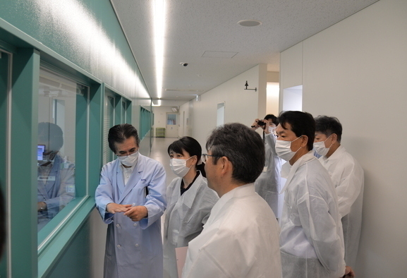 写真：市長が説明を受けている様子1
