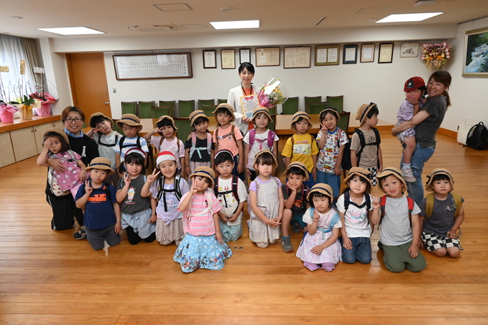 写真：初雁幼稚園園児との記念撮影