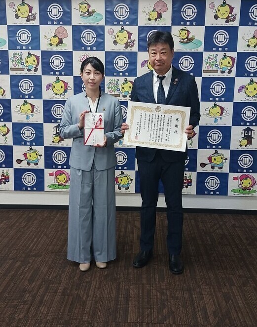 写真：株式会社ハートフル保険センターからの寄附金受領式の様子