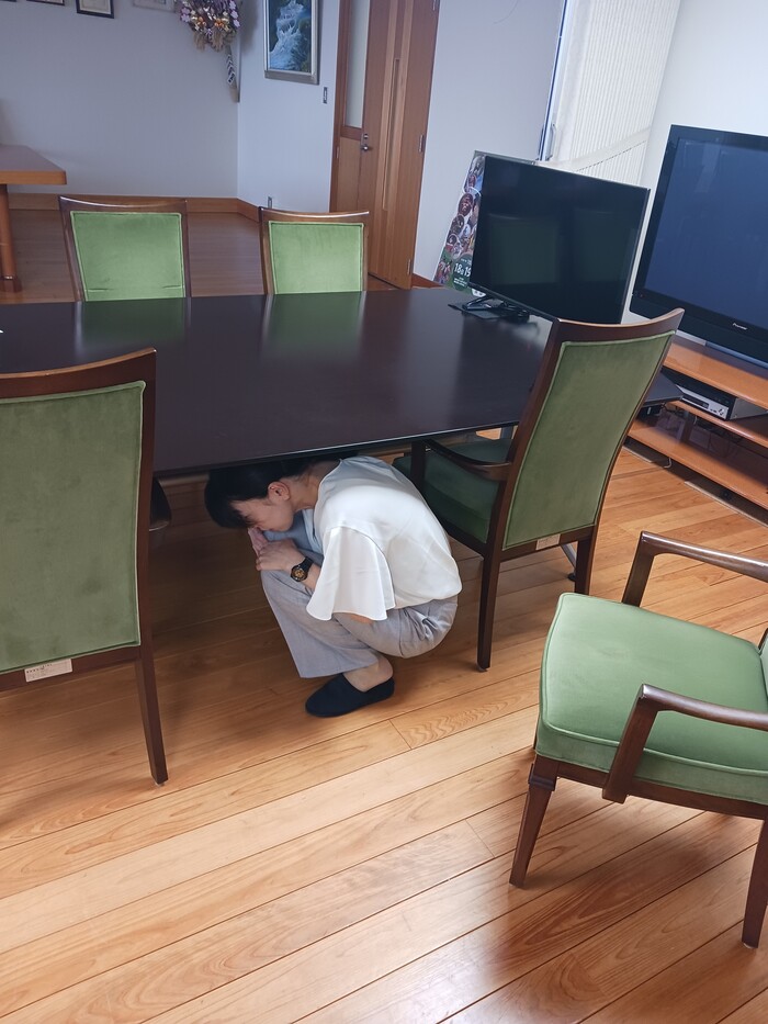 市長がシェイクアウト訓練を実施している様子
