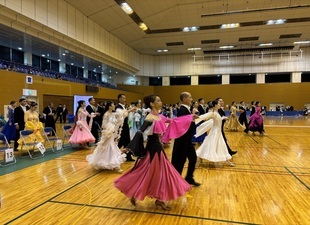 写真：フロアへ入場する選手