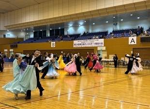 写真：スタンダードの部で演舞をする選手