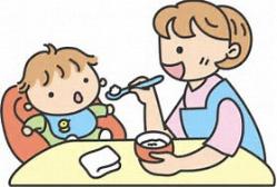 離乳食を食べる幼児のイラスト