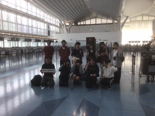 空港での出発時の訪問団の写真