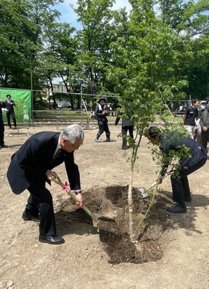 川越市長による植樹