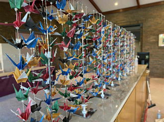 倶楽部ハウス内に飾られた折り鶴の写真（2枚目）